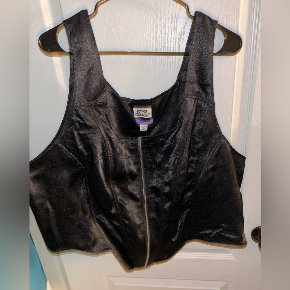 NWT! Womans 24W/26W sleeveless zip up satin formed “corset” like shape black!